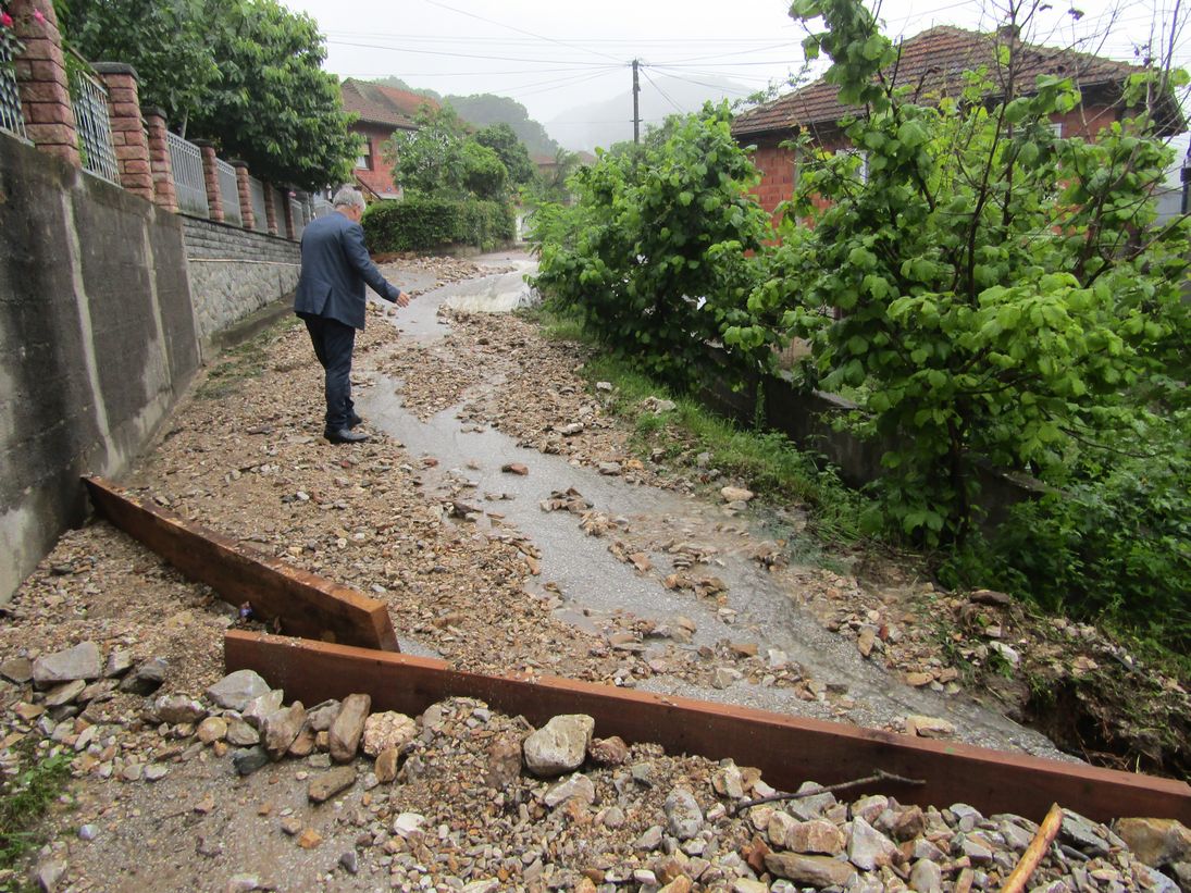 Kiša u Malom Zvorniku izazvala izlivanje vodotokova, oštećeni putevi (Foto)